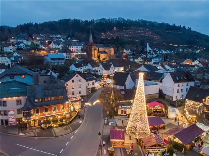 Das Weihnachtsdorf Waldbreitbach leuchtet auch in diesem Jahr wieder. Foto: Andreas Pacek / Touristik-Verband Wiedtal e.V.