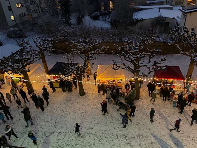 Das Weihnachtsdorf auf dem Schulhof der Grundschule in Unkel.  Fotos: privat