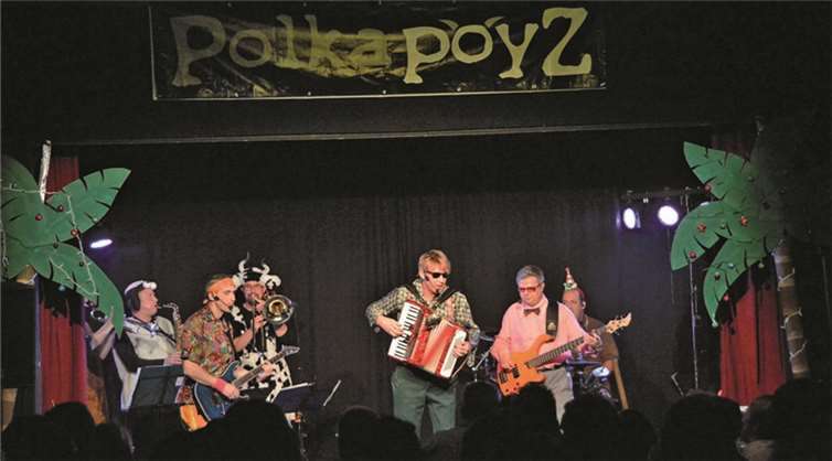 Das Weihnachtskonzert der „PolkaPoyz“ ist ein ganz besonderes Weihnachtsgeschenk der Band an ihre treuen Fans. AB