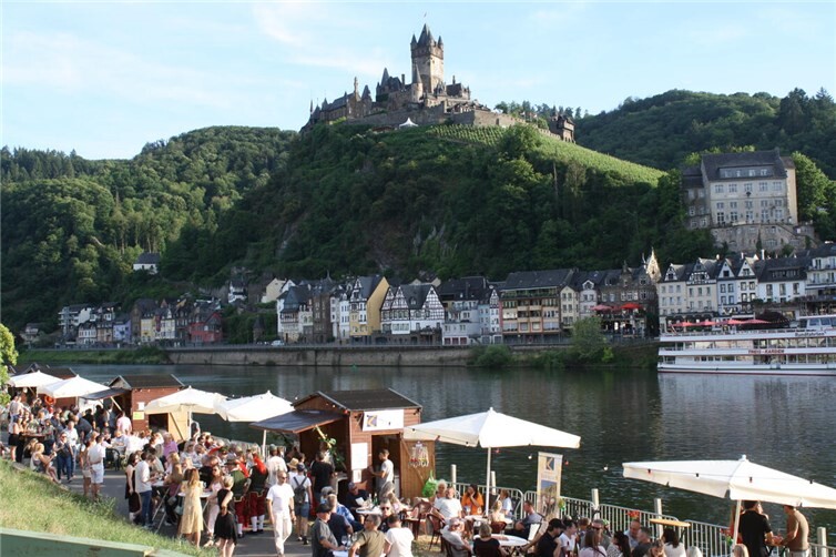 Das Weinlagenfest in der Moselpromenade konnte sich bereits vor dem Start an einem großen Besucherzuspruch erfreuen.