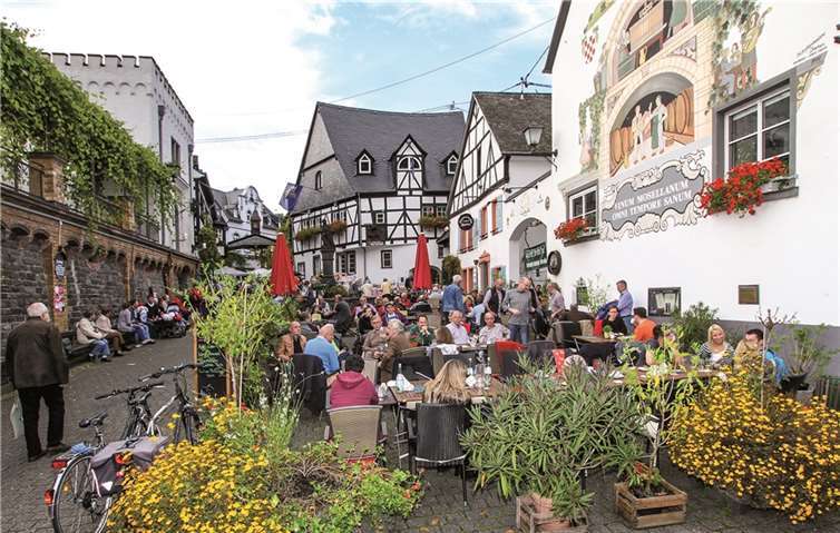 Das Weinlesefest im romantischen Winningen lockte bei mildem Herbstwetter viele Besucher an.EP