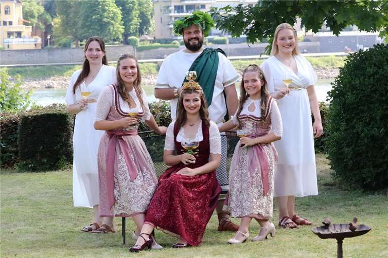 Das Weintrio mit dem Bacchus-Teams: Bacchus Dominik Schwager mit den Bacchantinnen Noa Mundus und Jacqueline Scholl. 