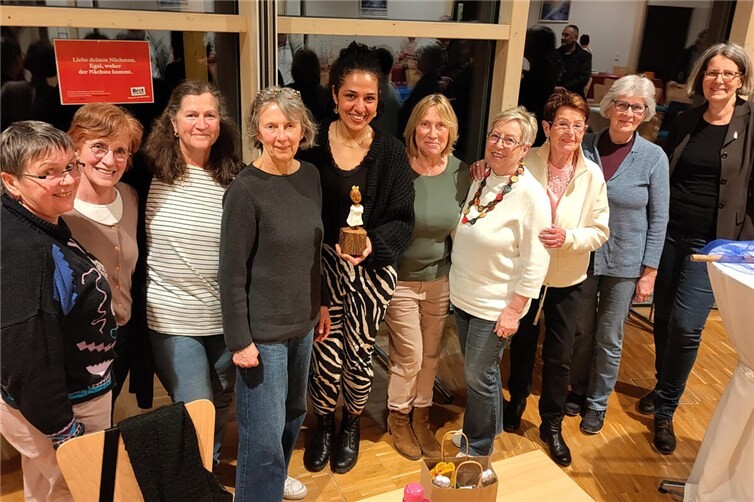 Das Weltladenteam mit der Autorin