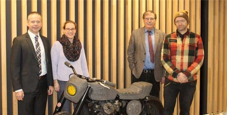 Das „Weltrekord-Motorrad“ ist im Rathaus der Verbandsgemeindeverwaltung Pellenz ausgestellt.