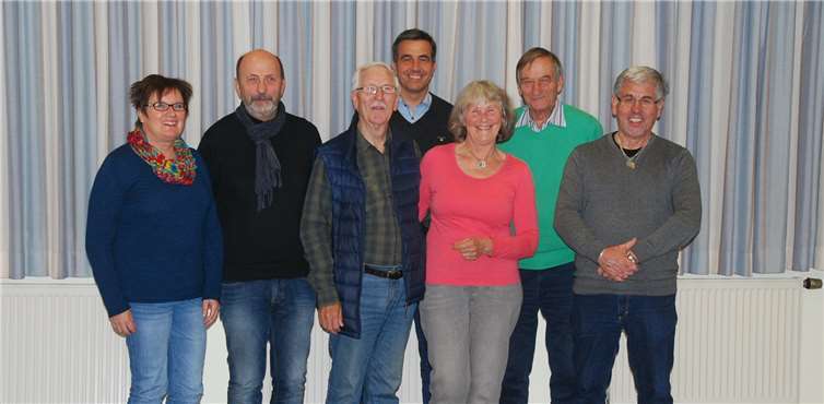 Das Weltumsegler-Ehepaar im Kreis des Vorstands des Kulturvereins „Aalschokker Katharina e.V.“, Sabine u. Helmut Rosenbaum, Erich Melcher, Rolf Haupt, Karin u. Walter Clemens, Franz-Josef Döpgen (v.l.n.r.).privat