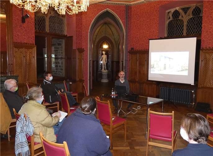 Das Werk ist vollbracht: Diplomrestaurator Olaf Pung betrachtet es zusammen mit Museumsleiterin Agnes enacher. Fotos: Denkmalverein