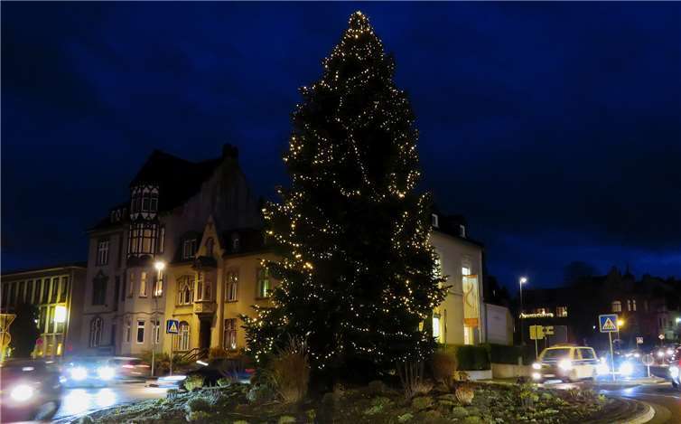 Das Werk ist vollendet: Der Baum steht und die Lichter brennen.