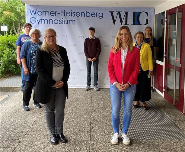 Das Werner-Heisenberg-Gymnasium hat am erste digitale Campustag in Kooperation mit der Universität in Koblenz mit Schülerinnen und Schülern der Oberstufen teilgenommen. Das Bild zeigt (vorn, von links) Dr. Miriam Voigt (Transferteam der Universität) und Laura Schaaf (Bildungsbüro Neuwied); (Mitte( Christine Osenberg (ständige Vertreterin des Schulleiters) und Martina Post (MINT-Koordinatorin) vom Werner-Heisenberg-Gymnasium sowie (hinten) begeisterte Schüler des Werner-Heisenberg-Gymnasiums.
