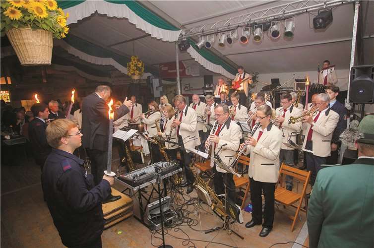 Das Westerwaldorchester Oberlahr spielte den großen Zapfenstreich im Zelt.