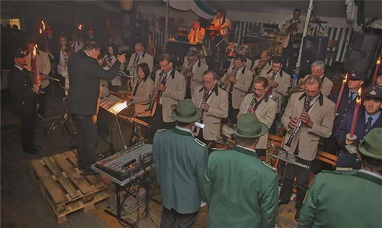 Das Westerwaldorchester spielte in dem nur von den Fackeln erleuchteten Zelt den Großen Zapfenstreich.