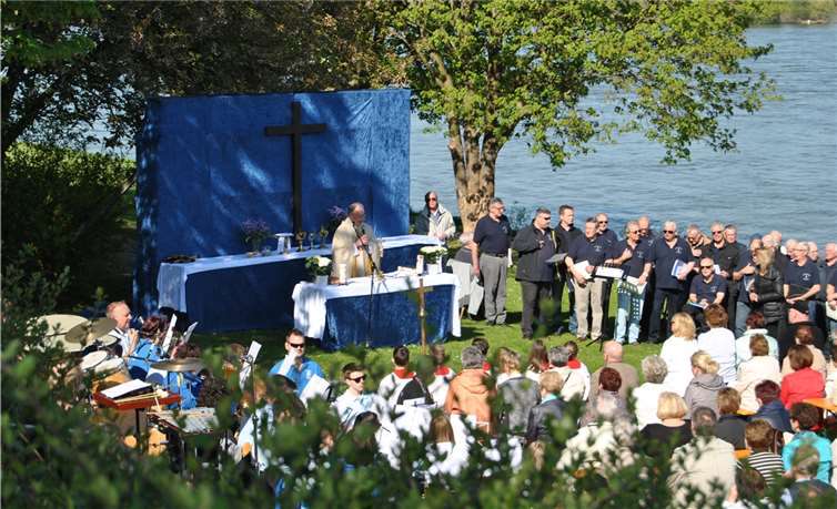 Das Wetter hätte besser nicht sein können, um einen anregenden Gottesdienst und einen schönen Tag am Rhein zu verbringen.privat