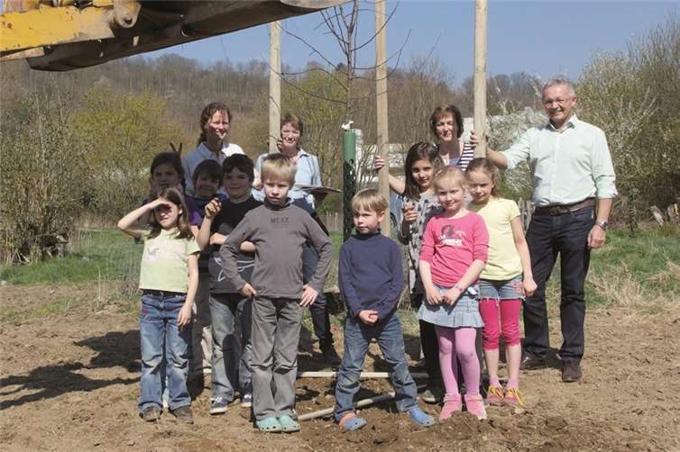 Das Wetter unterstütze die Anlage des Sortengartens. (Von hinten links) Heike Thütt, Gritta Lindner (beide Schulland-Initiative), Umweltreferentin Ina Heidelbach und Umweltdezernent Achim Hallerbach sowie viele kleine Helfer, die sich schon auf die erste Ernte freuen.  Privat