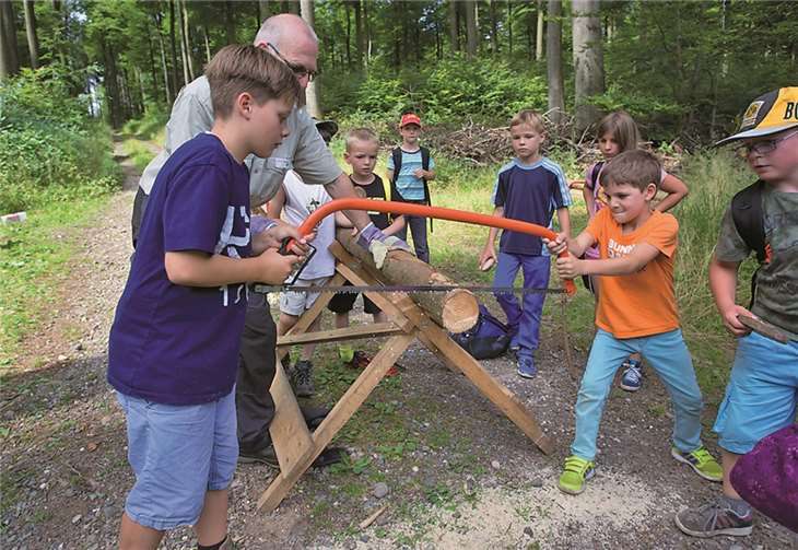 Das Wettsägen machte den Kindern viel Spaß.WT