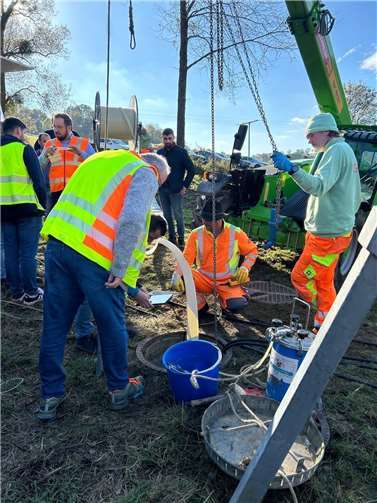 Das Wickelrohrverfahren zur Sanierung von Abwasserohren mit großem Durchmesser testen die Verbandsgemeindewerke Montabaur erstmals bei einem Verbindungssammler in Holler. Das Verfahren kann im laufenden Betrieb durchgeführt werden. Fachleute der benachbarten VGn haben sich die Vorführung der Firma Geiger angesehen.  Fotos: VG Montabaur / Christopher Marx