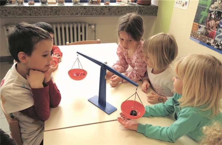 Das Wiegen weckte großes Interesse bei den Kindern.