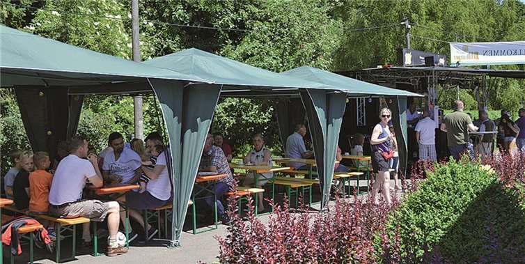 Das Wiesenfest ließ sich im Schatten bei sommerlichen Temperaturen gut genießen.AB