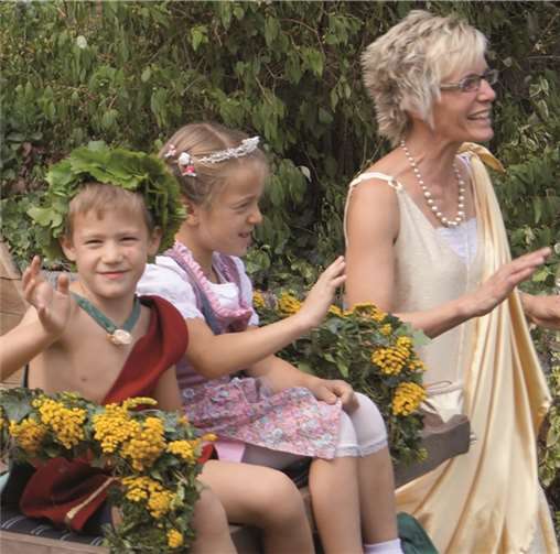 Das Winken hat der Mini-Bacchus schon gut drauf.