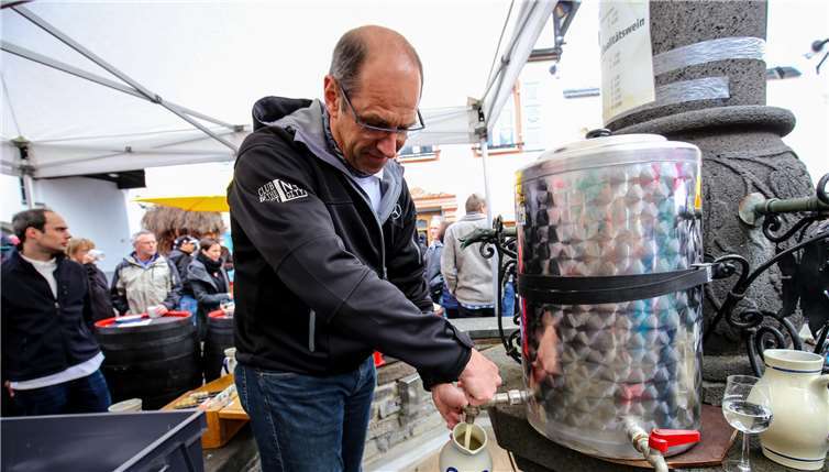 Das Winninger Ur-Getränk aus fruchtigem Riesling,Eiern, Zucker und Vanillezucker wurde in Krügen serviert.