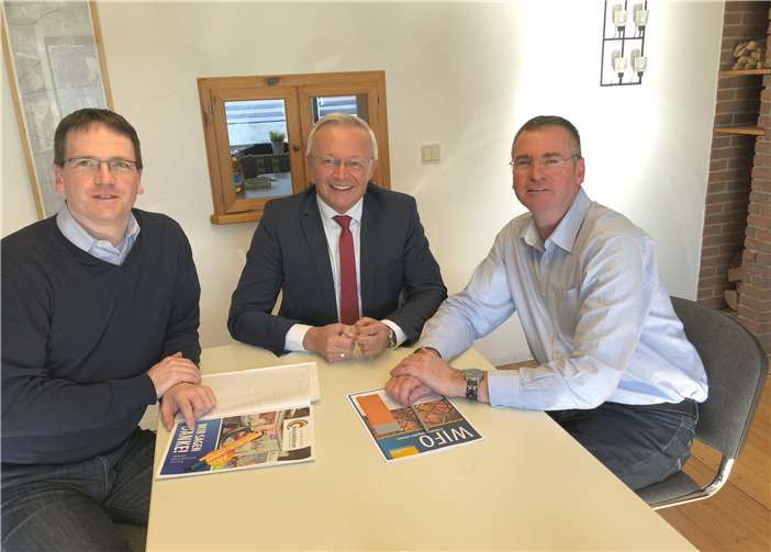 Das Wirtschaftsforum der Verbandsgemeinde Rengsdorf-Waldbreitbach ist eines der aktivsten Netzwerke der ortsansässigen Wirtschaft. In einem gemeinsamen Gespräch mit Michael Sterr (rechts), dem Vorsitzenden des Vereins, informierten sich Landrat Achim Hallerbach (Mitte) und der Geschäftsführer der Wirtschaftsförderungsgesellschaft, Harald Schmillen (links), über die vielfältigen Aktivitäten des Unternehmerzusammenschlusses und vereinbarten eine engere Zusammenarbeit mit dem Landkreis Neuwied.