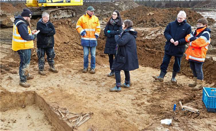 Das Wissenschaftler- und Archäologenteam des LVR-Landesmuseums Bonn hatte das Skelett, hier im Vordergrund, freigelegt (von links): Christian Cremer, Sarah Hillebrand, Dr. Martin Heinen, Ute Knipprath, Regine Vogel, Dr. Ralf Schmitz und Claudia Holtschneider, im Vordergrund das freigelegte Skelett.
