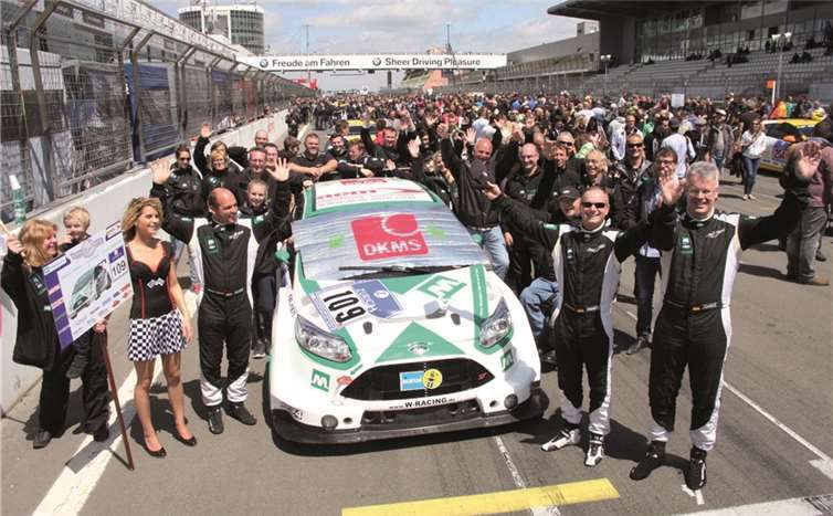 Das Wölflick Racing Team freut sich über den tollen Spendenbetrag. privat