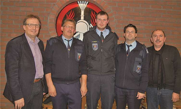 Das Wohl der Feuerwehr im Sinn haben (von links) Joachim Plitzko, Erster Beigeordneter der Verbandsgemeinde Mendig, der Thürer Wehrführer Bernd Dreiser, der neue Stellvertreter Tim Skubch, Verbandsgemeinde-Wehrleiter Stefan Schüller aus Volkesfeld und der Thürer Ortsbürgermeister Rainer Hilger. SK