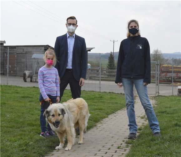 Das Wohl der Tiere liegt ihnen am Herzen. Im Tierheim Montabaur unterzeichneten Bürgermeister Ulrich Richter-Hopprich und Nicole Henning-Lucaß, Vorsitzende des Tierschutzverein Mons & Tabor e.V., den neuen Kooperationsvertrag. Hundeliebhaberin Sofia durfte ihren Papa begleiten und anschließend ein bisschen mit Mira Gassi gehen. Foto: VG Montabaur / Ingrid Ferdinand