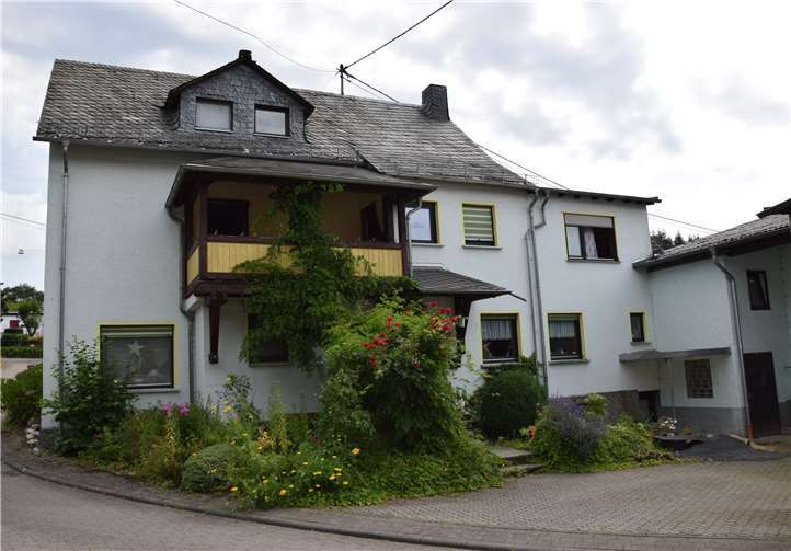 Das Wohnhaus mit ehemaligen Stallungen.