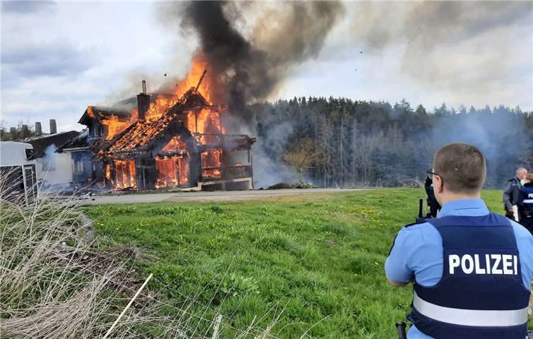 Das Wohnhaus steht vollständig in Flammen. Foto: Winkler