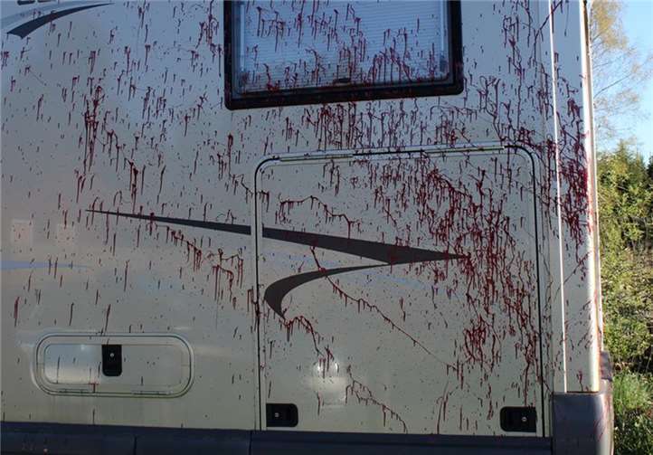 Das Wohnmobil wurde mit roter Farbe beschmiert. privat