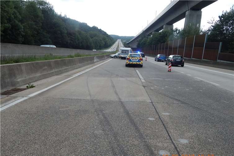 Das Wohnwagengespann schaukelte sich auf und kollidierte in der Folge mit der linken Fahrstreifenbegrenzung aus Beton.