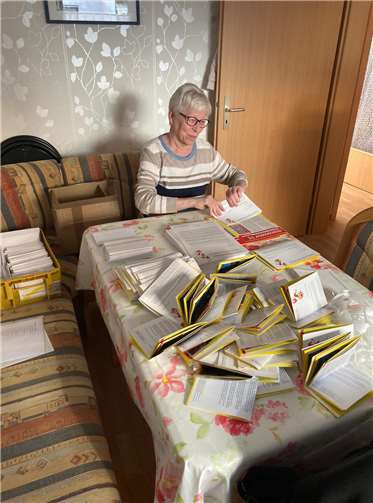 Das Wohnzimmer der Familie Holzapfel wurde zum Arbeitsraum für den Zeitungsversand zweckentfremdet. Foto: privat