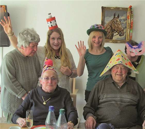 Das Wohnzimmer wurde in eine kleine Narhalla verwandelt.privat