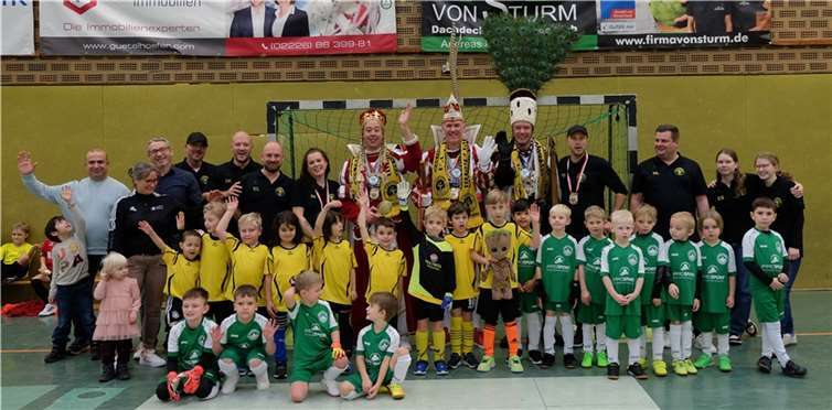 Das Wormersdorfer Dreigestirn mit Jugendtrainern des FC Flerzheim sowie Bambini-Kickern aus Wormersdorf und Flerzheim. Fotos: privat