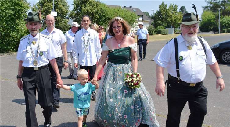 Das Wormersdorfer Kaiserpaar Rainer und Elsbeth Noll beim kurzen Antreten auf den Dorfplatz.