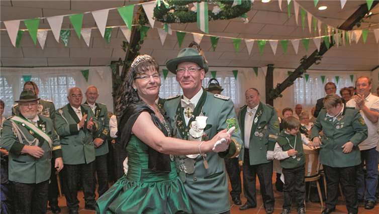 Das Wormersdorfer Schützenkaiserpaar Jürgen und Claudia Nohles machte den Eröffnungstanz beim Kaiserball im Wormersdorfer Schützenhaus.JOST