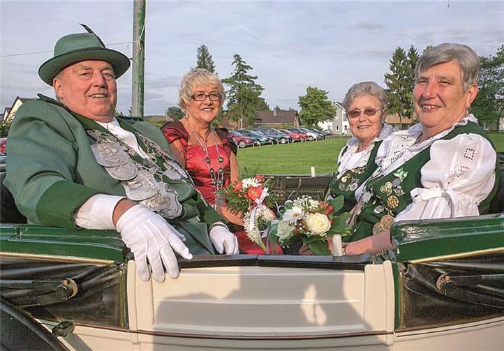 Das Wormersdorfer Schützenkönigspaar Hans-Josef und Hildegard Trimborn ließen sich zusammen mit Schützenliesel Marianne Mertens und Schützenschwester Elisabeth Werres mit der Kutsche durch den Ort chauffieren. -VJ-