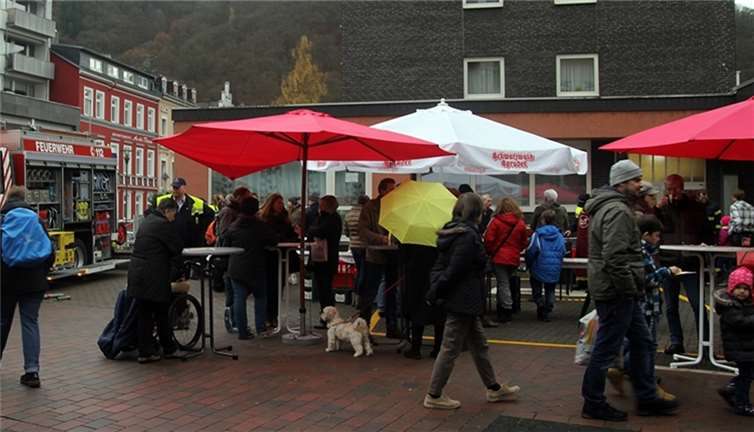 Das Zentrum des verkaufsoffenen Sonntags – der Stand der Bad Emser Feuerwehr. Die Mischung aus Feuerwehrtechnik, Bratwurst und Glühwein bot für jeden etwas.Willi Willig