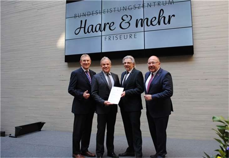 Das Zentrum für Ernährung und Gesundheit (ZEG) der Handwerkskammer (HwK) Koblenz ist jetzt Bundesleistungszentrum im Friseurhandwerk. V.li. Alexander Baden und Kurt Krautscheid, Hauptgeschäftsführer und Präsident der HwK Koblenz, sowie Harald Esser und Jörg Müller, Präsident und Hauptgeschäftsführer vom Zentralverband des deutschen Friseurhandwerks, unterschrieben einen Kooperationsvertrag.HwK Koblenz