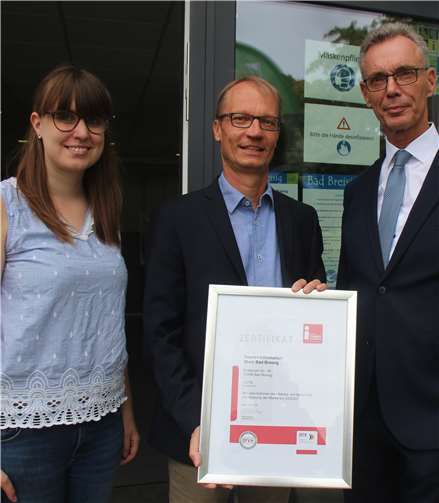 Das Zertifikat „i-Marke“ präsentieren Stadtbürgermeister Udo Heuser sowie Holger Klemm und Hannah Clever von der Tourist-Information(v.r.).