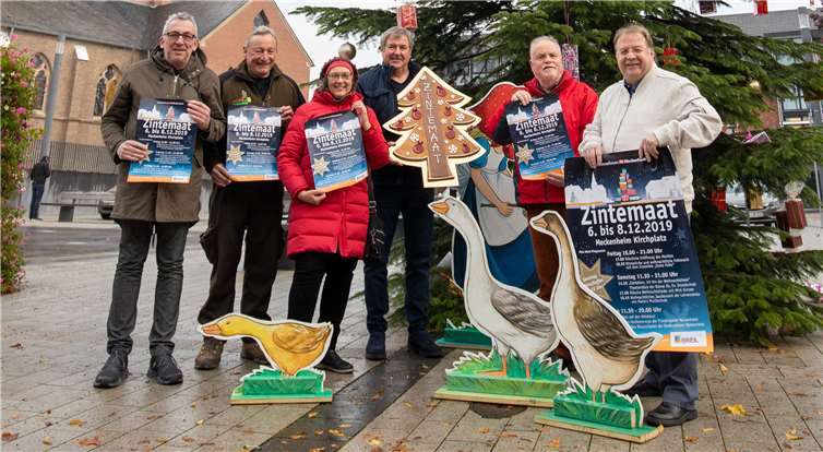 Das „Zintemaat“-Team präsentiert das Programm für den traditionellen Markt.Fotos: CEW