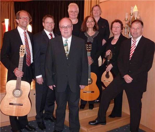 Das Zupforchester Heimersheim verbindet seit vielen Jahren eine künstlerische Freundschaft mit dem Autor Gregor Schürer (ganz rechts). privat