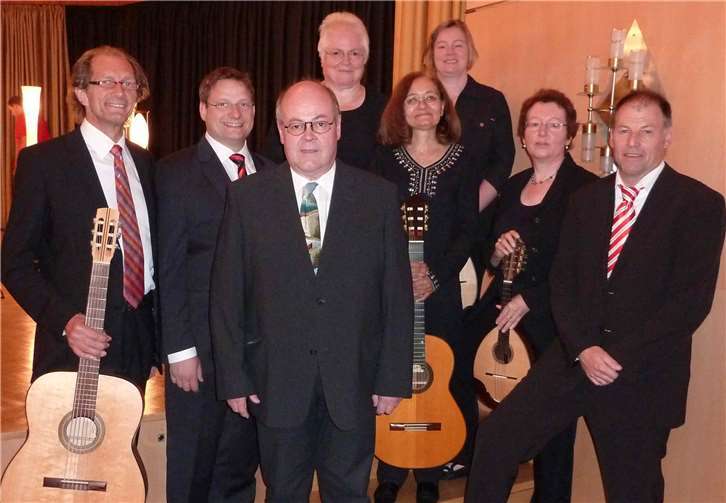 Das Zupforchester Heimersheim verbindet seit vielen Jahren eine künstlerische Freundschaft mit dem Autor Gregor Schürer (r.). Privat