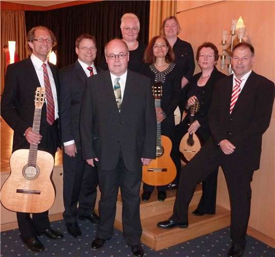 Das Zupforchester beim Konzert im Jahr 2011, zweiter von links Dominik Hackner, rechts Gregor Schürer.  Foto: Schürer