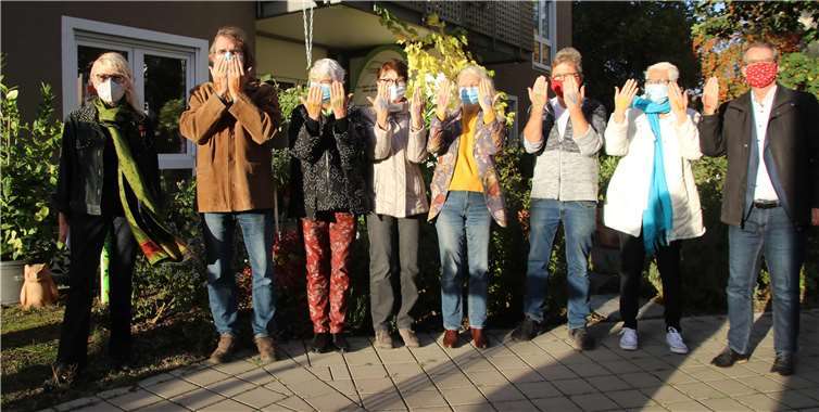 Das Zusammensein aus Anlass der Vernissage war geprägt von der aktuellen Pandemiesituation und den schützenden AHA-Regeln.Foto: privat