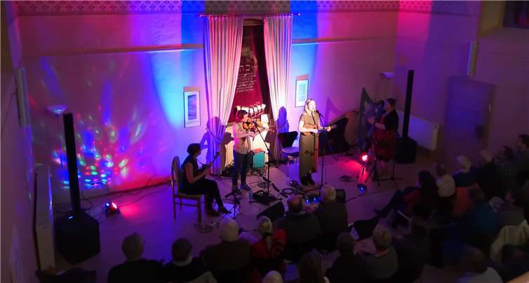 Das Zusammenspiel aus Musik, Gesang und Licht erzeugte eine stimmungsvolle Atmosphäre. IT