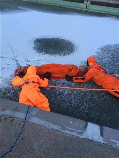 Das Zusammenspiel bei einer Eisrettung will im Team gelernt und geübt werden – wie hier im Freibad Andernach. privat