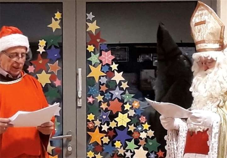 Das Zwiegespräch zwischen dem Nikolaus und dem Weihnachtsmann regte alle zum Nachdenken an. Foto: privat