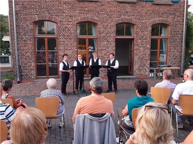 Das a-cappella Ensemble „Mehr als 4“ beim open-air-Konzert am Gemeindehaus „Alte Schule“ in Horbach. Foto: privat privat