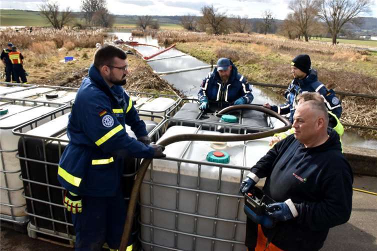 Etwa 5.000 Liter Heizöl verseuchen einzigartiges Naturschutzgebiet Thürer Wiesen Das abgeschöpfte Öl Wassergemisch wird in Plastikbehälter und dann in einen speziellen Tankwagen gepumpt. Fotos: HEP
